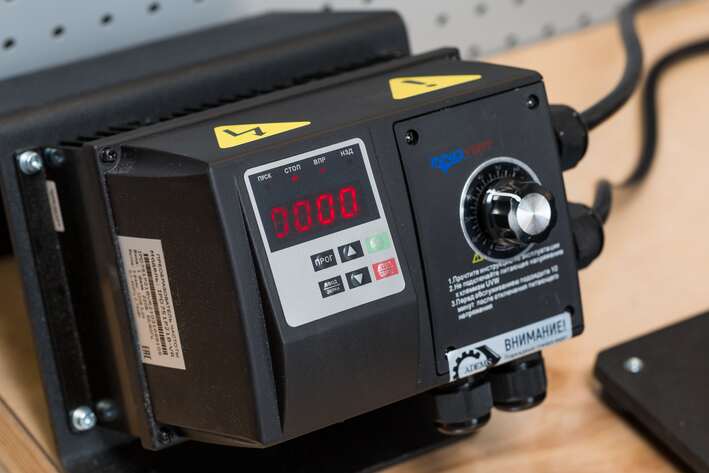 ADEMS Tesar L915 Inverter - станок ленточно-шлифовальный универсальный (гриндер) для заточки ножей, столярного, садового инструмента ADEMS Tesar L915 Inverter - станок ленточно-шлифовальный универсальный (гриндер) для заточки ножей, столярного, садового инструмента